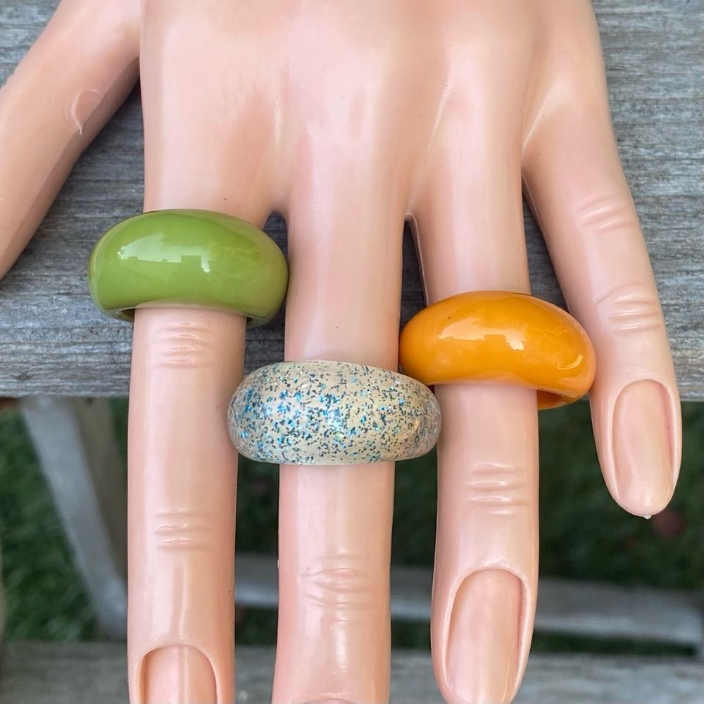NWT New Urban Outfitters UO 3 Piece Acrylic Ring Set. Size 6 Y2K Retro Mod Squad